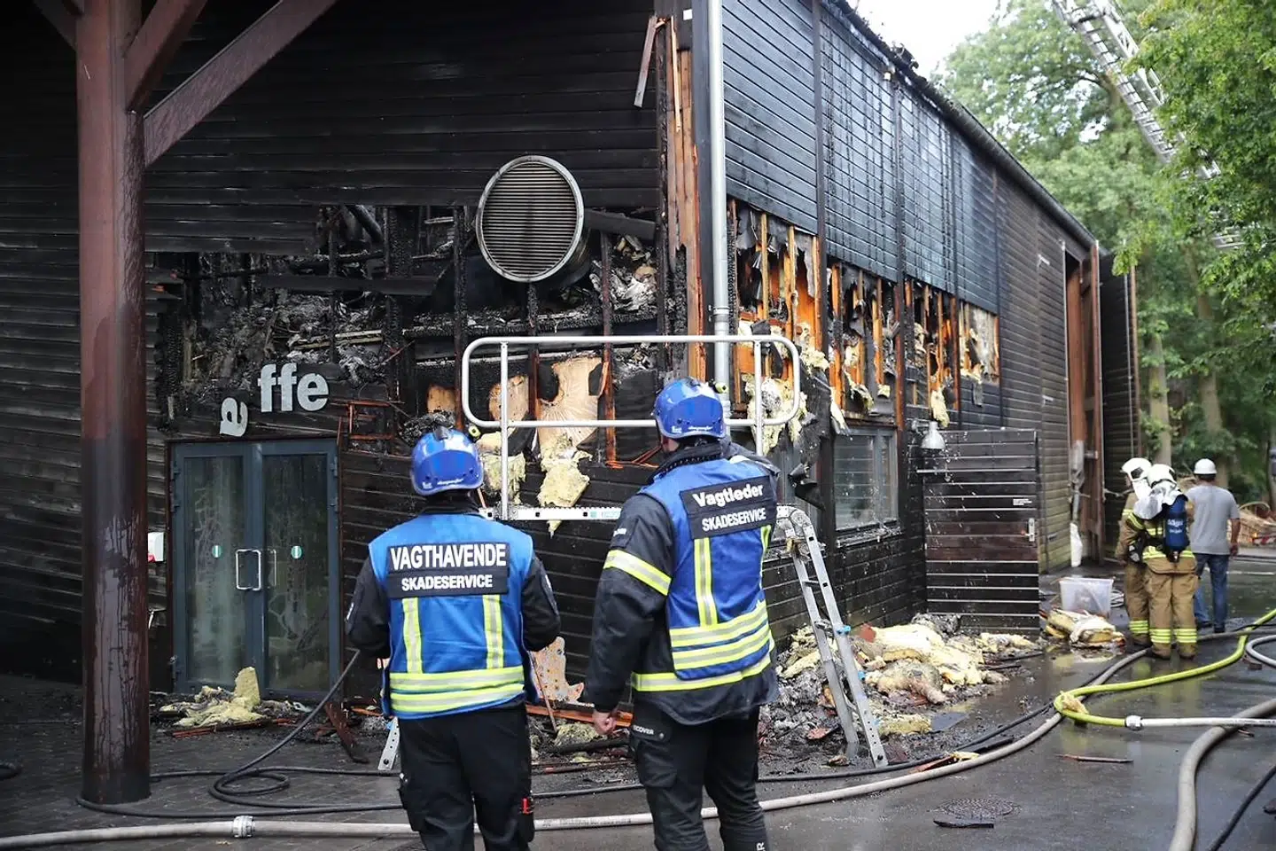 Der er udbrudt brand i girafhuset i den del af den zoologiske have, som ligger syd for Roskildevej og over for hovedindgangen.