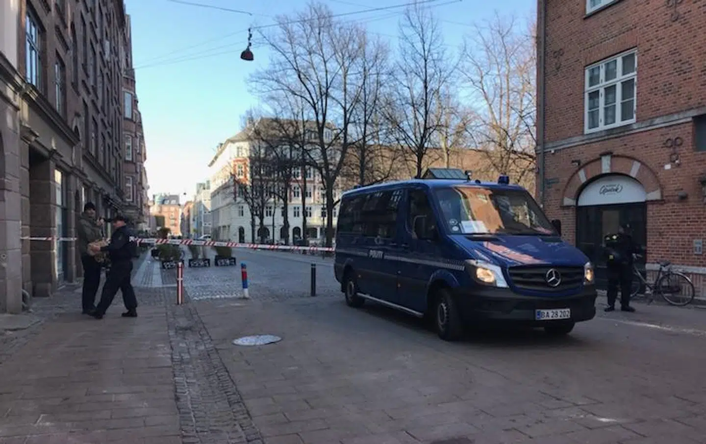 Der er tirsdag formiddag afspærret ved Blågårds Plads, efter en mistænkelig genstand er blevet fundet. Foto: Huda El Kot.