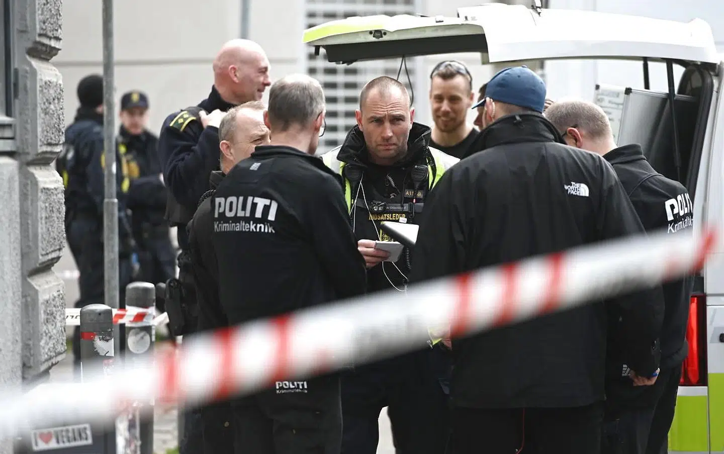 Politiet har tirsdag formiddag fundet en genstand på Blågårds Plads, som ligner en håndgranat.