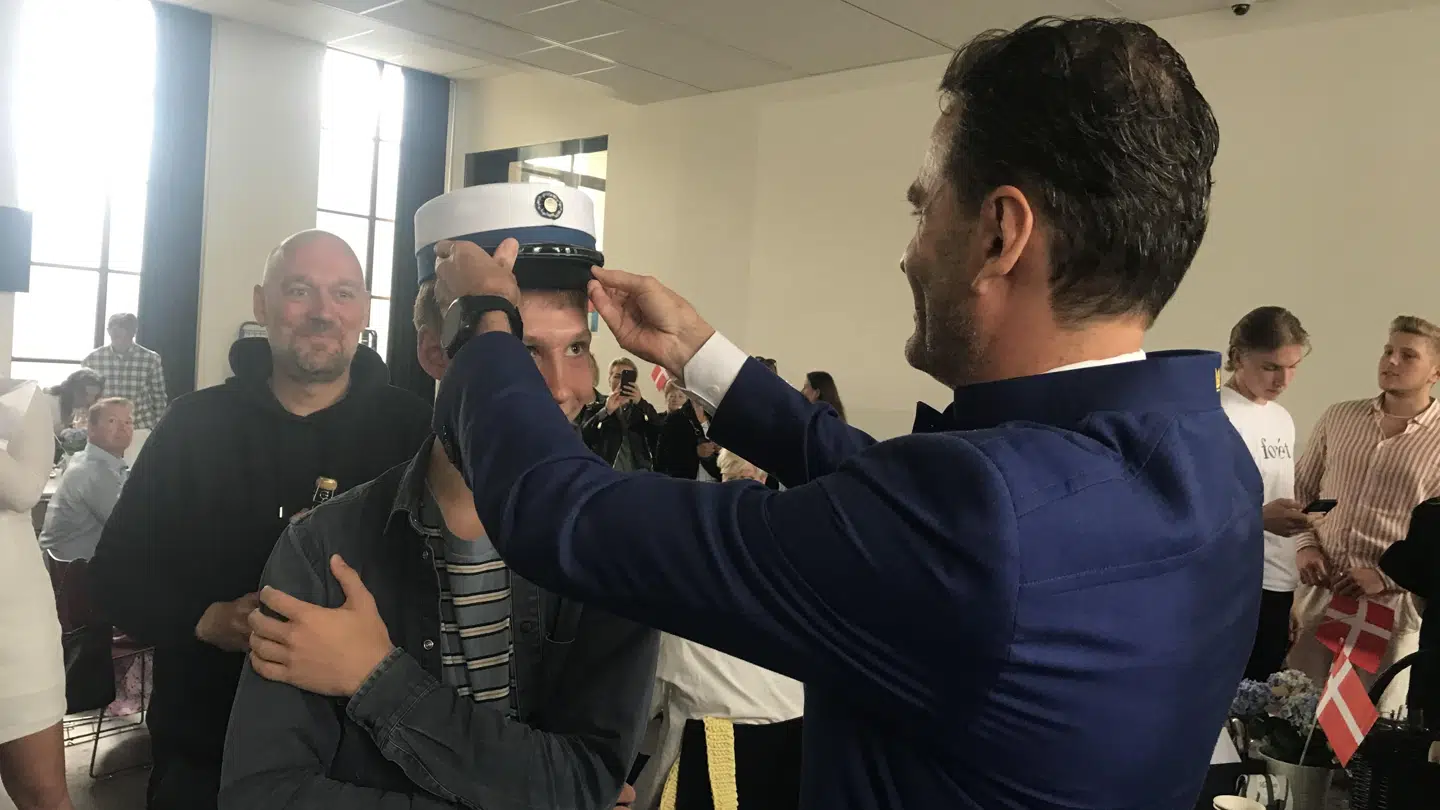 Jesper Buch gav 19-årige Villads studenterhue på, da han mandag blev student fra Niels Brock.