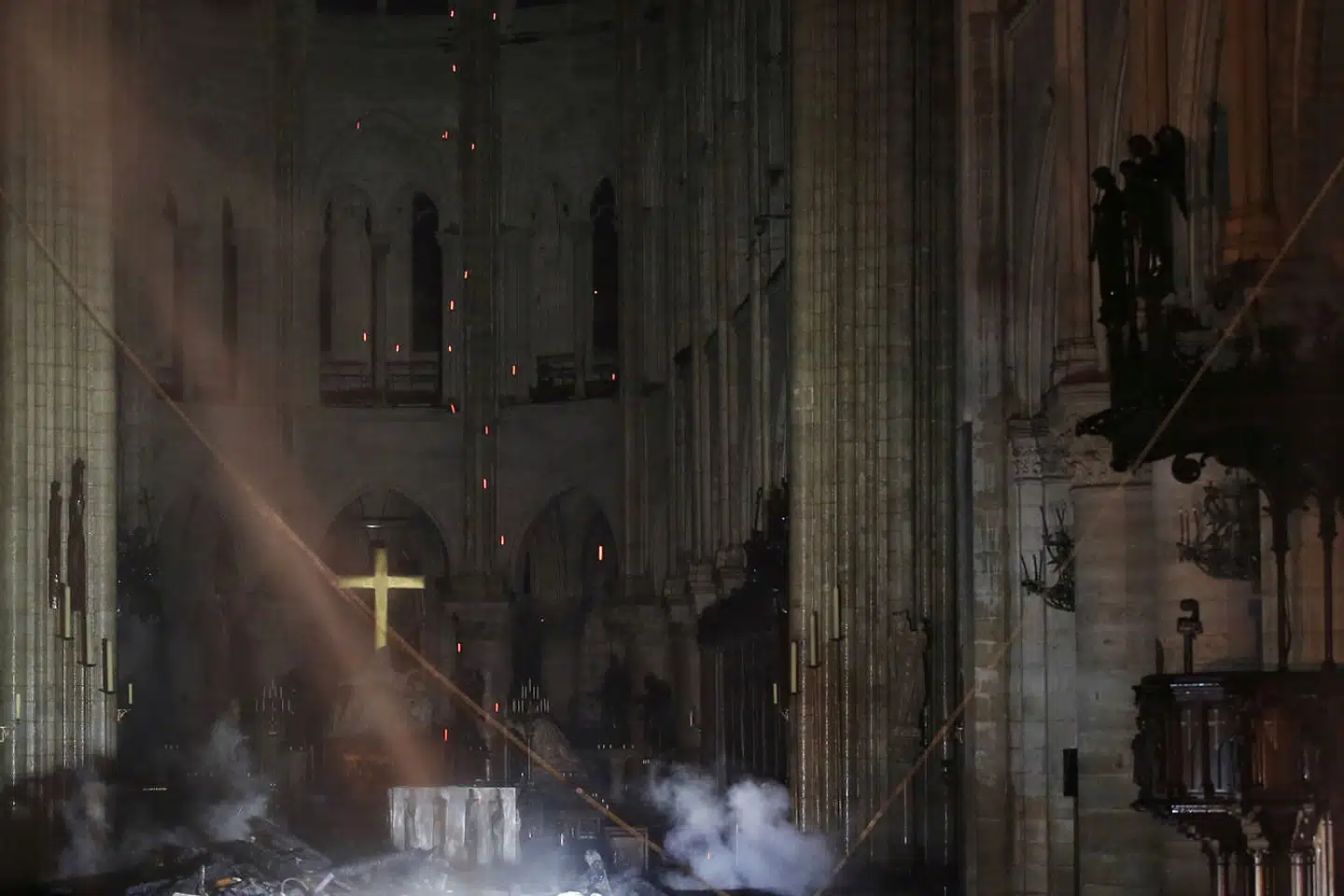 Ødelæggelserne efter mandagens brand er enorme også inde i Notre-Dames kirkerum, hvor slukningsarbejdet her er i gang. Men de fleste af katedralens uvuderlige kunstskatte blev i første omgang reddet, heriblandt en serie berømte glasmosaikker.
