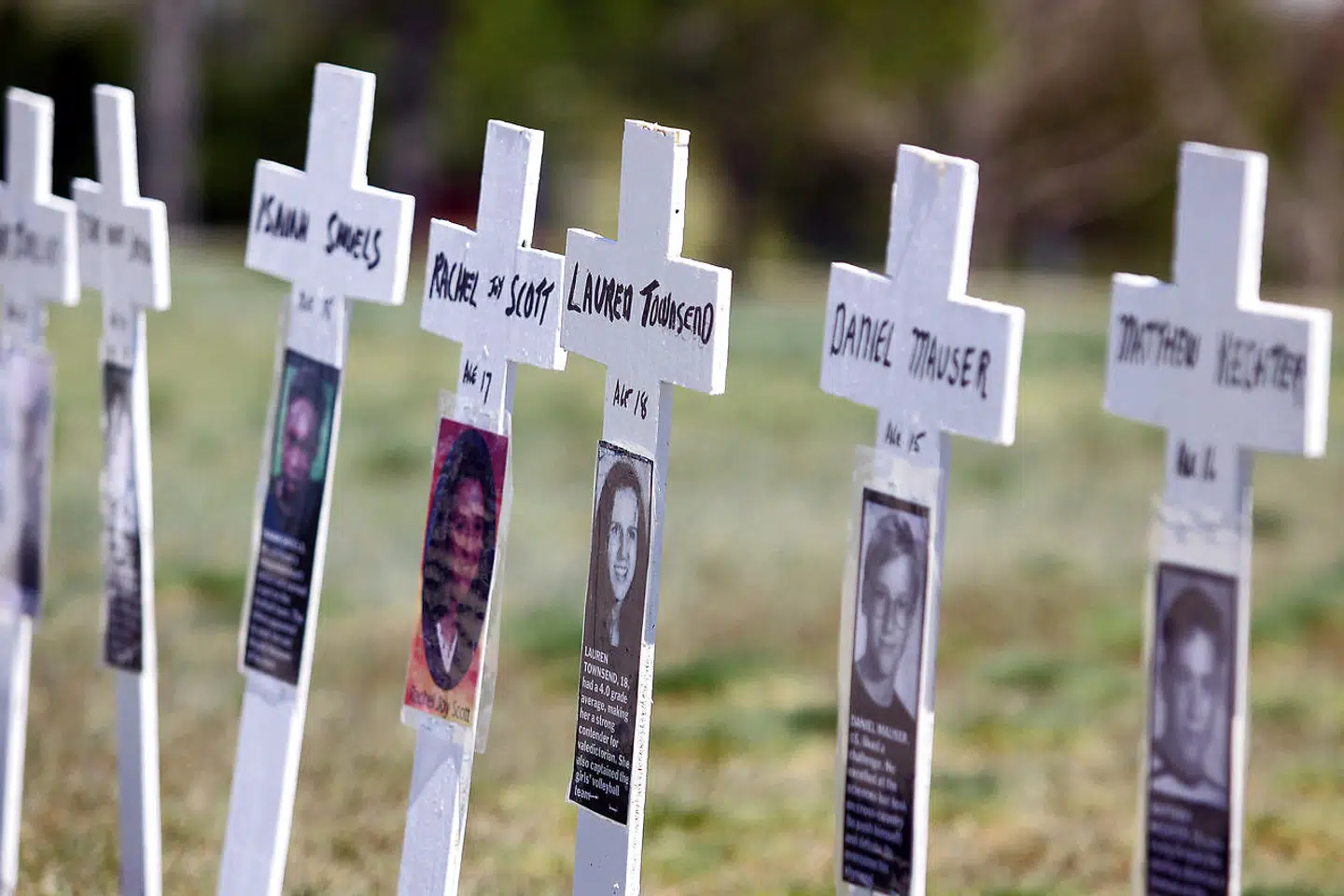 20. april er det 20 års-dagen for skoleskyderiet på Columbine High School i Colorado. 13 studerende og lærere døde ved skyderiet. Foto: Marc Piscotty/AFP/Ritzau Scanpix