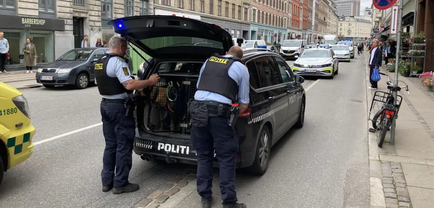 Adskillige politibiler holdt parkeret på Vesterbrogade efter overfaldet. Foto: Jonas Kuld Rathje