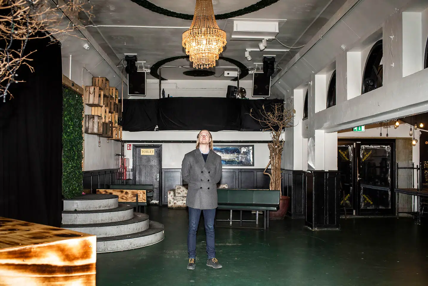 Cafélokalet med plads til både spisning og dans var oprindelig et orangeri med store glasfacader. Men da cafeen sidst i 1980erne blev koncertsted, blev glasfacaderne dækket til med lydisolerende plader. De seneste to år har Robin Ungermann og hans kompagnon bl.a. benyttet lokalet til skiftende events.