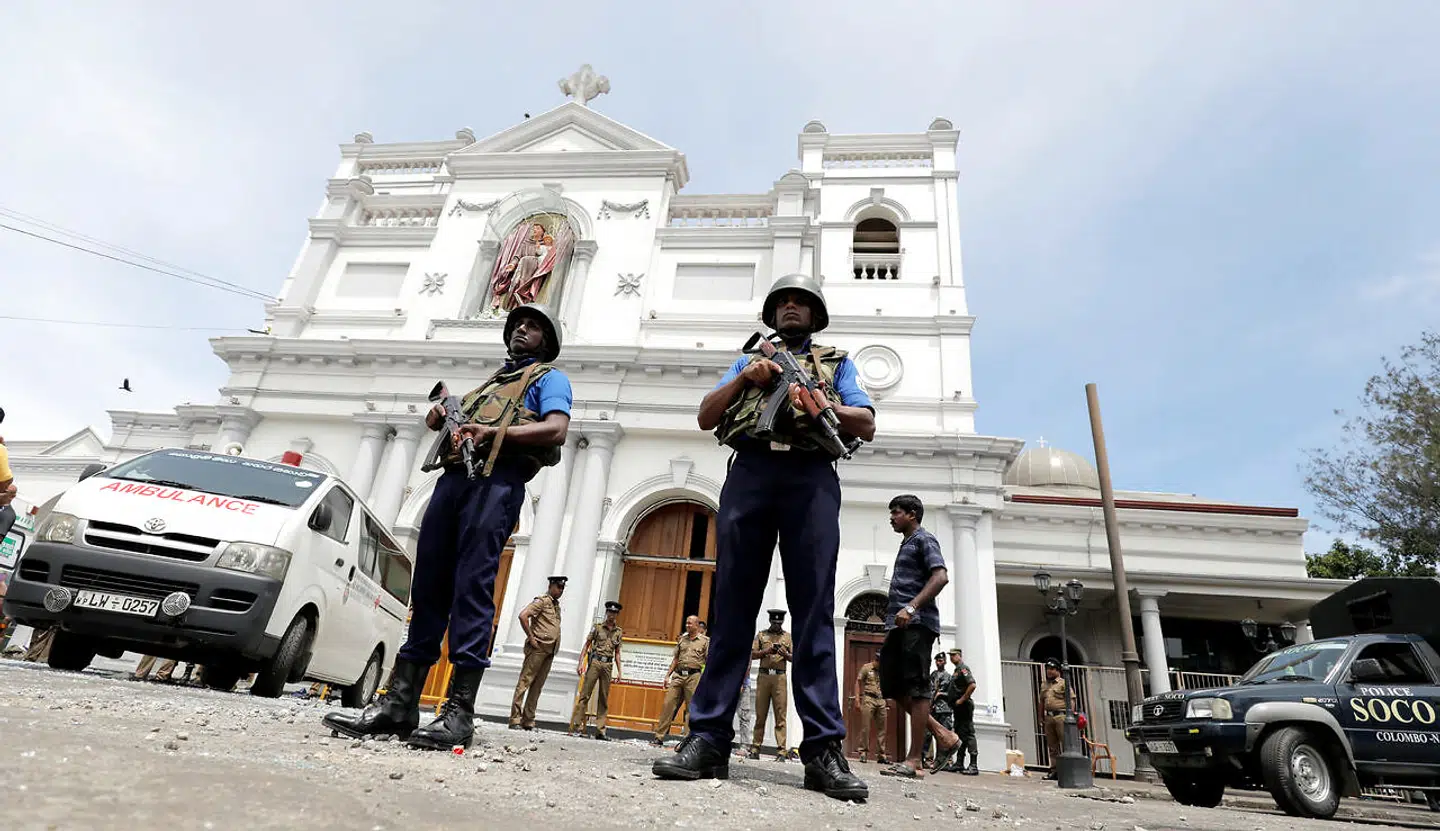 Militæret står vagt foran en kirke på Sri Lanka i kølvandet på en række eksplosioner.