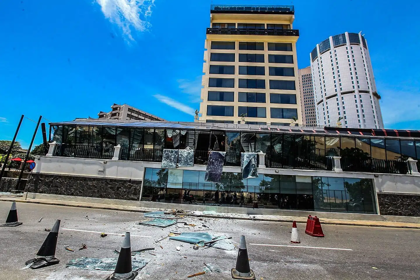 Facaden på luksushotellet Shangri La i Colombo er revet itu og spredt over vejen.
