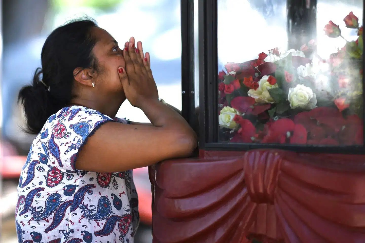Sri Lanka har lidt under en lang borgerkrig, og den lange række bombeangreb, som ramte flere kirker og hoteller tre forskellige steder i landet, frygtes at optrappe konflikterne. Endnu en bombe er fundet og gik af, mens en patrulje var i færd med at demontere den. Det fortæller et øjenvidne til Reuters.