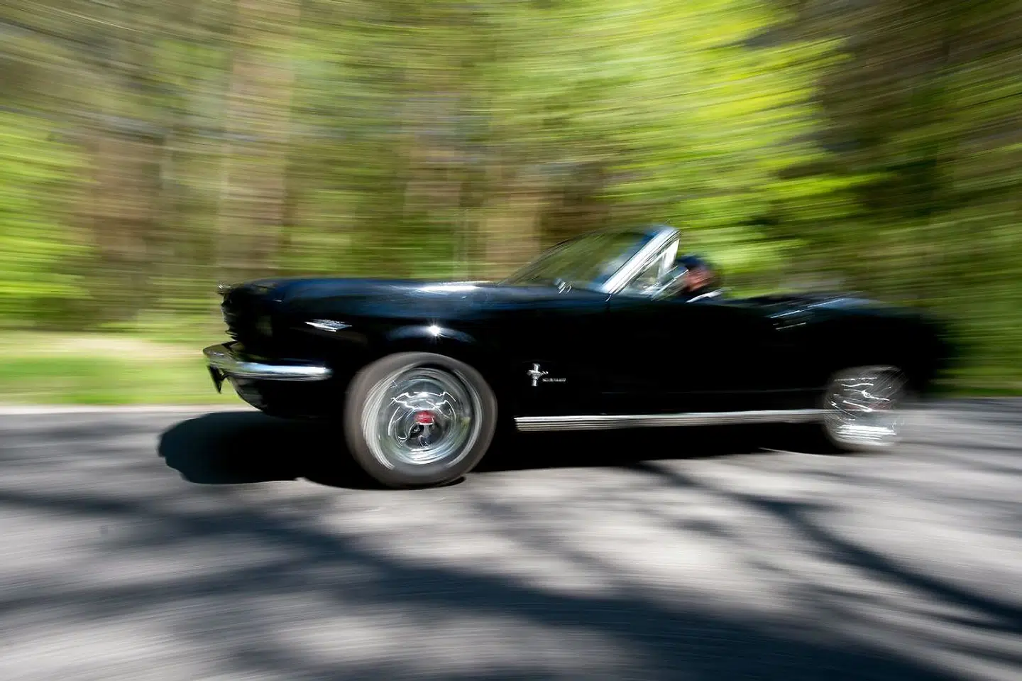 Klassiske biler som denne Ford Mustang har mange danske hjem, men i takt med at danskerne har taget »Cars & Coffee«-fænomenet til sig, kommer de oftere og oftere ud på landets pladser, torve og havne, så flere end blot ejerne får glæde af dem.
