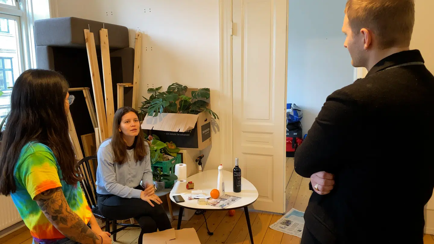 Natalia Torres Di Bello og veninden Laura Milena Forero, som læser sin ph.d. på Københavns Universitet, har boet i lejligheden på Frederiksbeg med deres kærester. Nu har de alle fire fundet en ny lejlighed sammen.