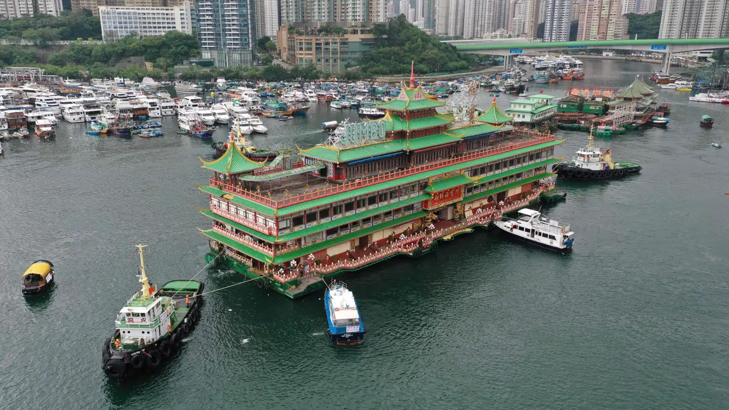 Her ses restauranten den 14. juni, hvor man begyndte at bugsere den væk fra havnen.