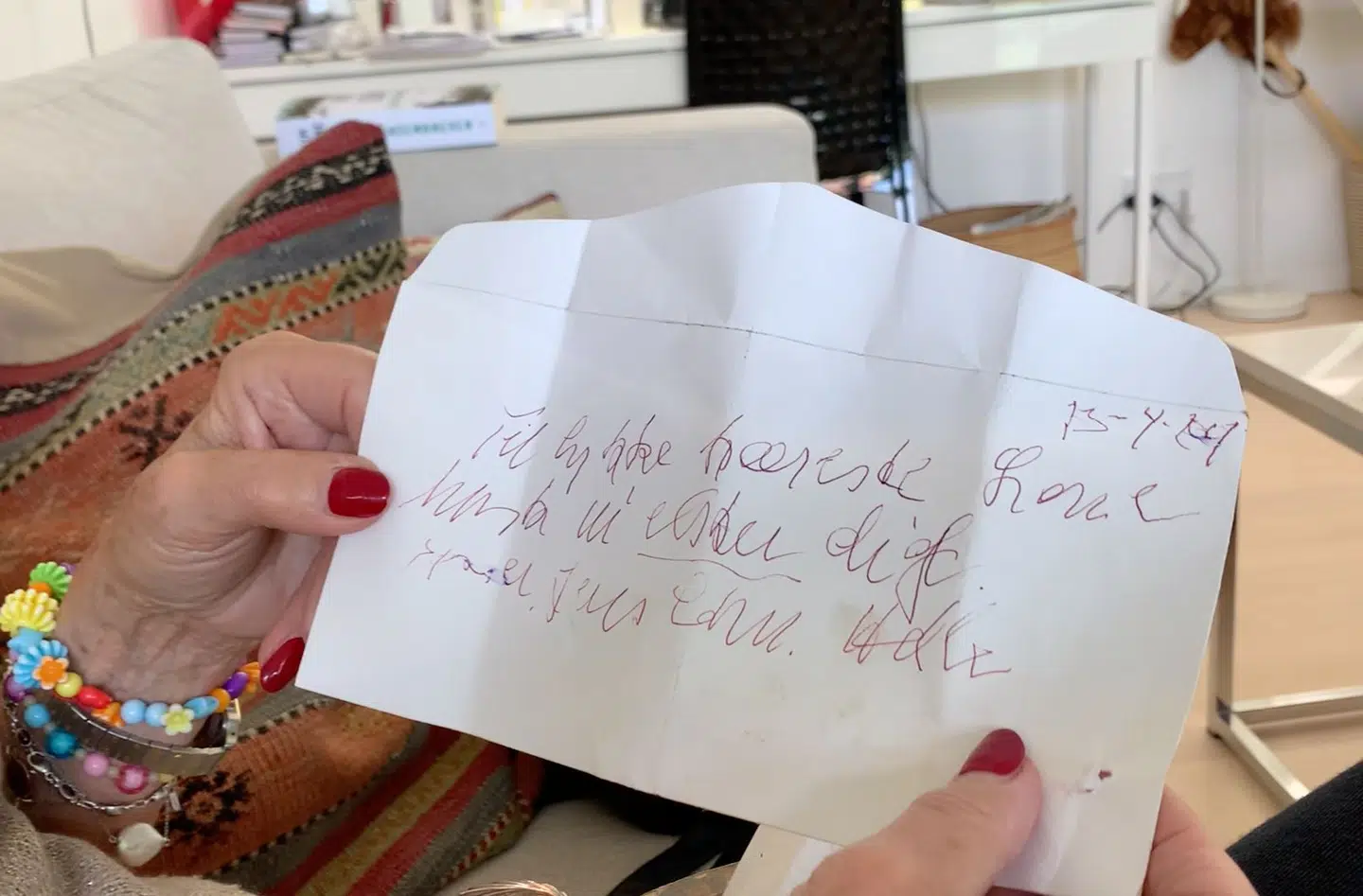 Lone Hertz bliver stadig helt rørt, når hun læser op af det brev, som Helle Virkner havde vedlagt fødselsdagsgaven, da Lone Hertz i 2009 fyldte 70.