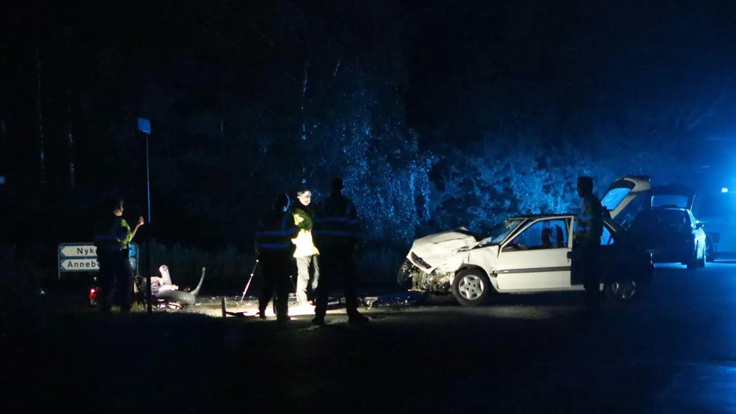 Her ses politiets teknikere undersøge ulykken, hvor to personer på motorcykel er kørt sammen med en bil. Foto: Pressefotos.dk