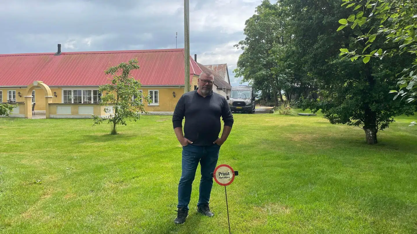 Torben Lund satte sidste år skilte op for at markere overgangen til sin grund. Det har hjulpet, men problemet er ikke løst.