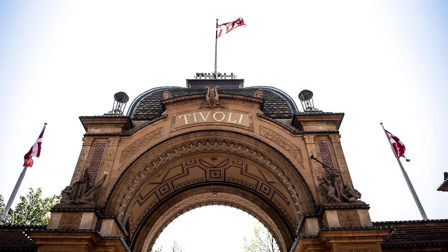 Arkivfoto af Tivolis hovedindgang på Vesterbrogade, hvor fodgængersymbolerne muligvis skal udskiftes med Pjerrot.