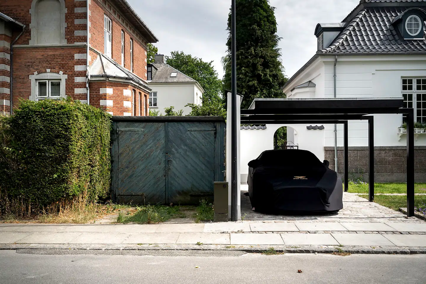 Sigridsvej i Hellerup. Her bor der mange nyrige og der er en særlig boheme bourgeois æstetik, hvor hækken er klippet og indkørslen er fejet, men på en sjusket måde - det skal ikke se for pænt ud.