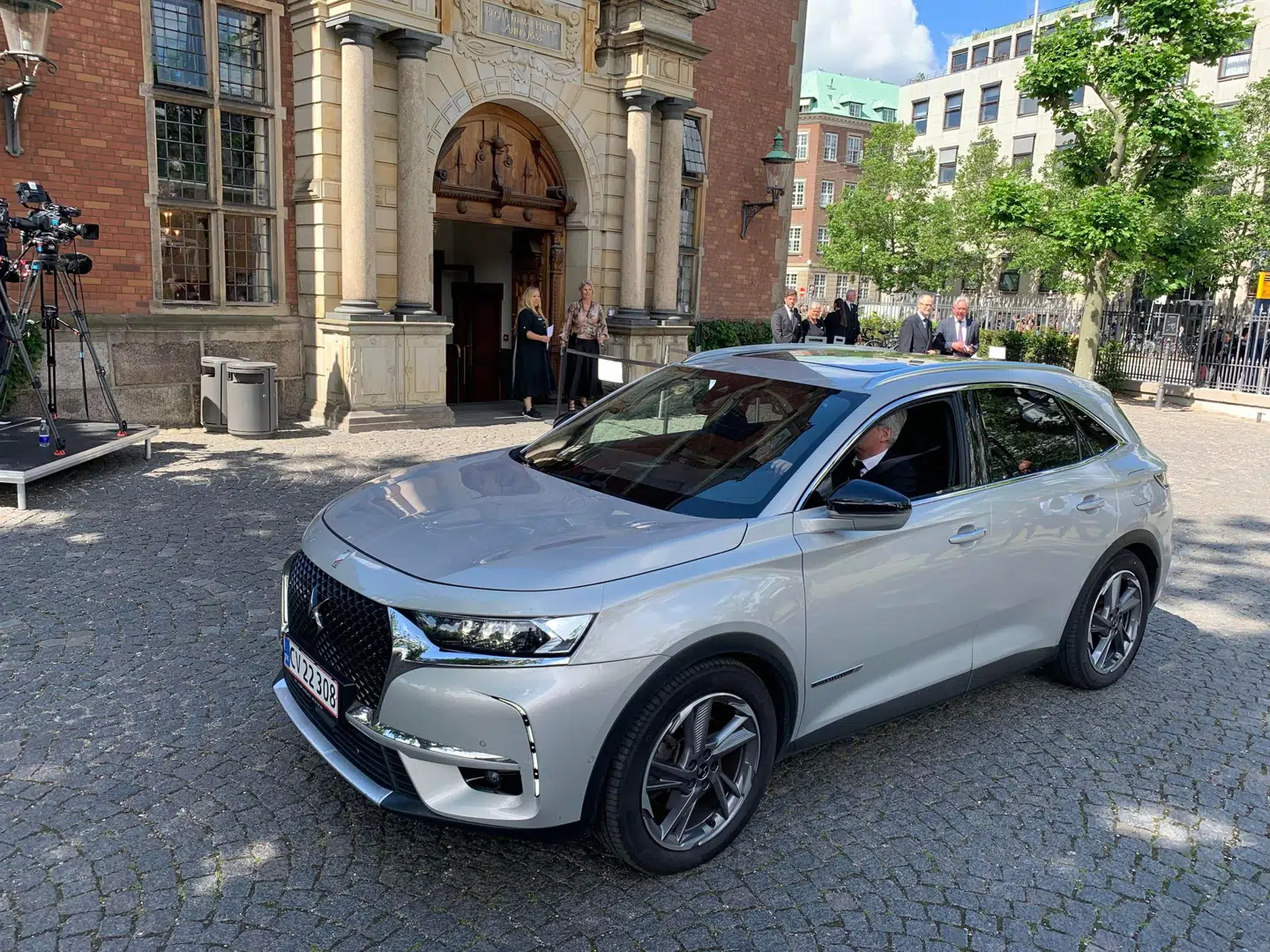 Lise Nørgaard ankom i bil med Søren Pind og kørte helt tæt på Holmens Kirke.