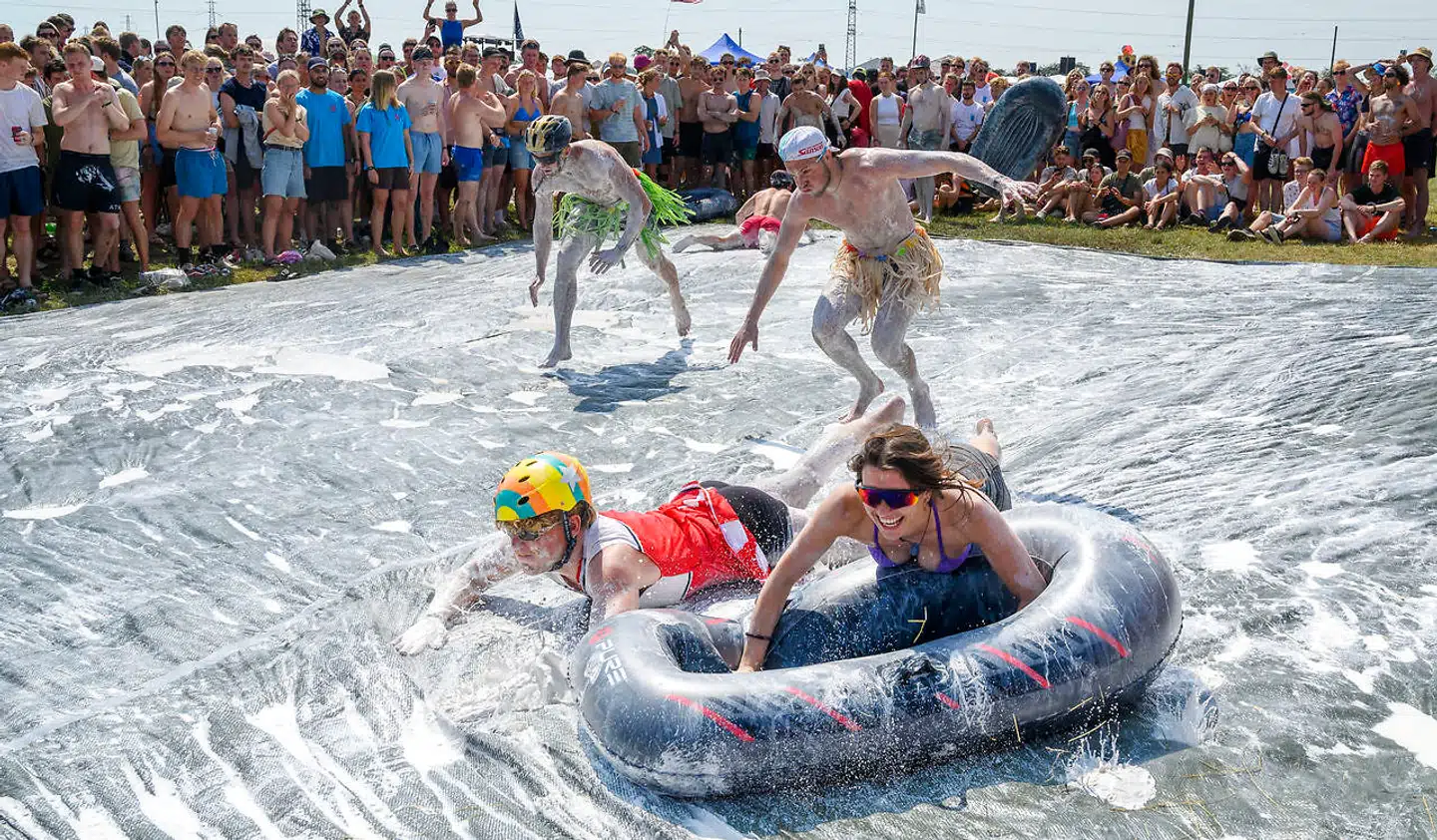 Arkivfoto: Roskilde Festival løber i disse dage af stablen. Ifølge professor i virologi, Allan Randrup Thomsen, kan man »med god samvittighed slappe af og nyde sommeren«. Kontakttallet er faldet og professoren mener, at epidemien er stabiliseret.