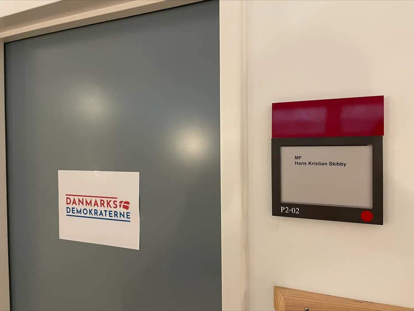 På tidligere DFer Hans Kristian Skibbys dør på Christiansborg ser man en reklame for Danmarksdemokraterne.