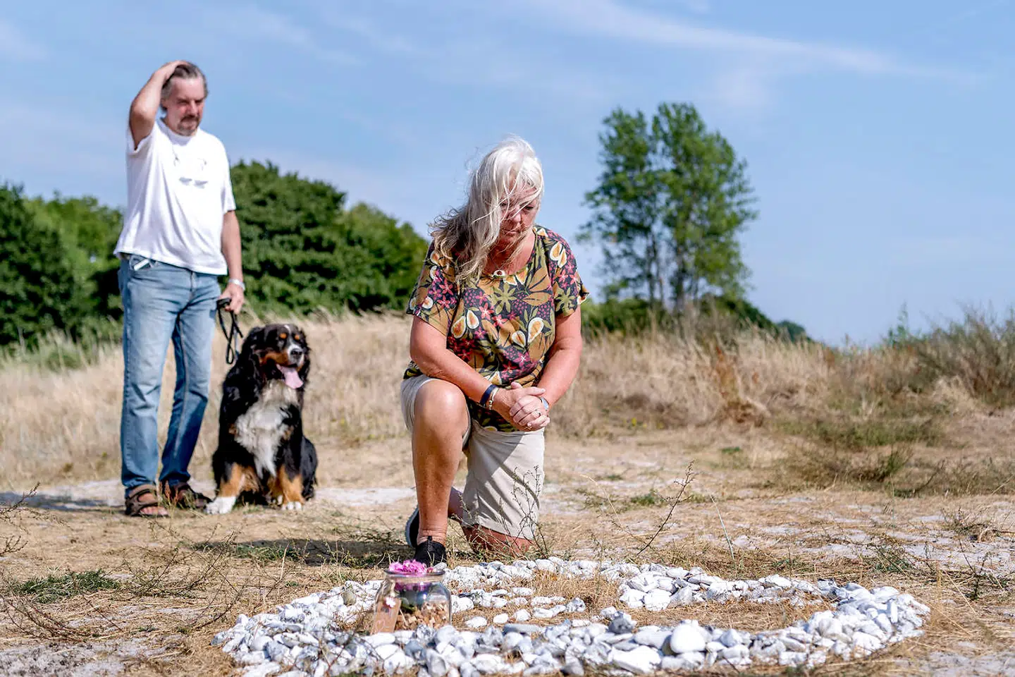 Kim Walls forældre Joachim og Ingrid Wall, samt hunden Iso besøger mindesmærket for Kim, der er lavet nær deres hjem, på en sti hvor Kim ofte løb eller gik tur med hunden.