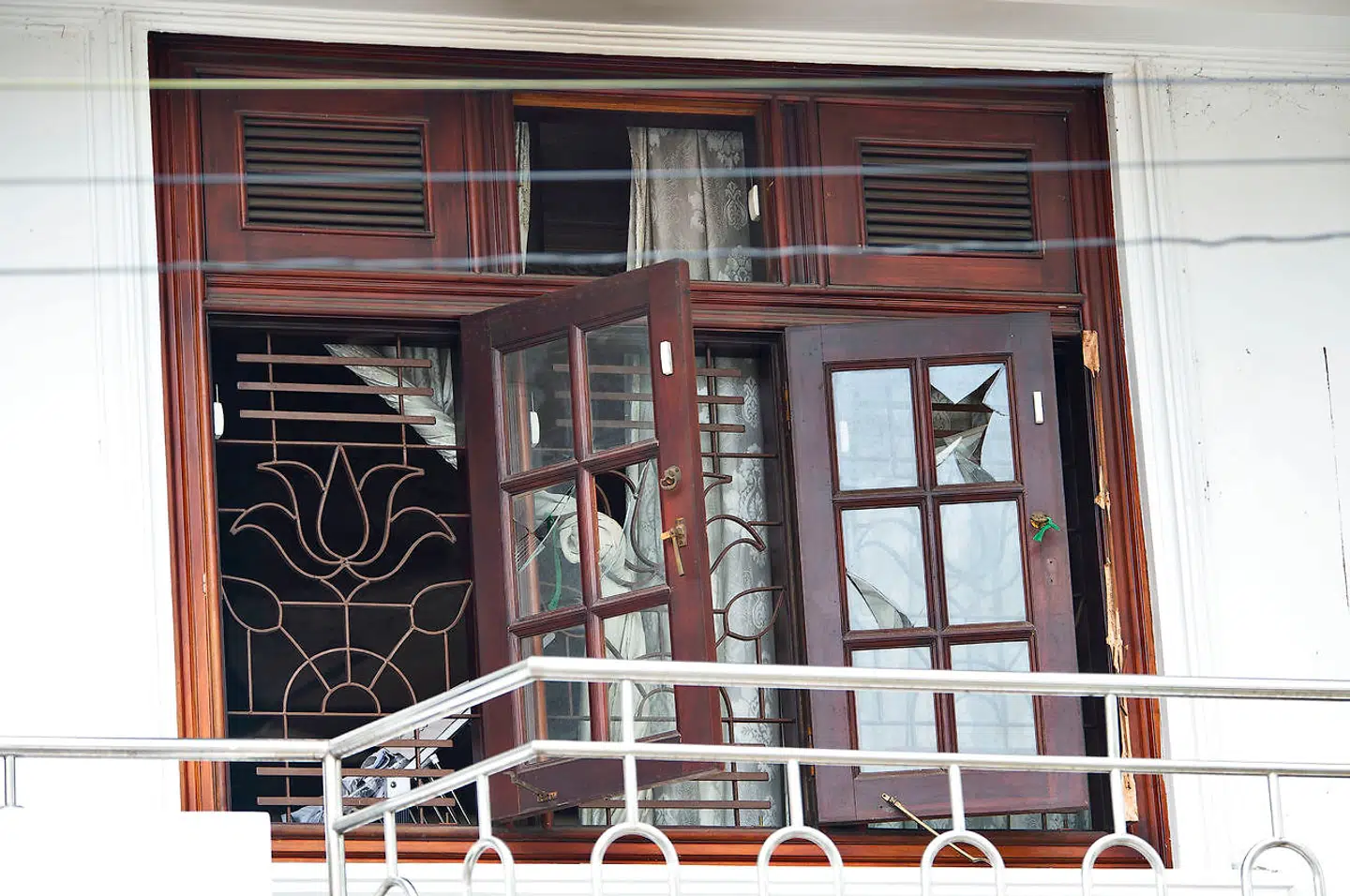 Sri Lanka, hovedstaden Colombo. Huset i bydelen Dematagoda er ejet af faderen til de to brødre, der menes at have udført selvmordsangrebene på Hotellerne Cinnamon Grand og Shangri-La. Huset har skader, for da politiet stormede huset, udløste konen til en af de to brødre en selvmordsbombe og tog tre betjente og tre børn med sig i døden.