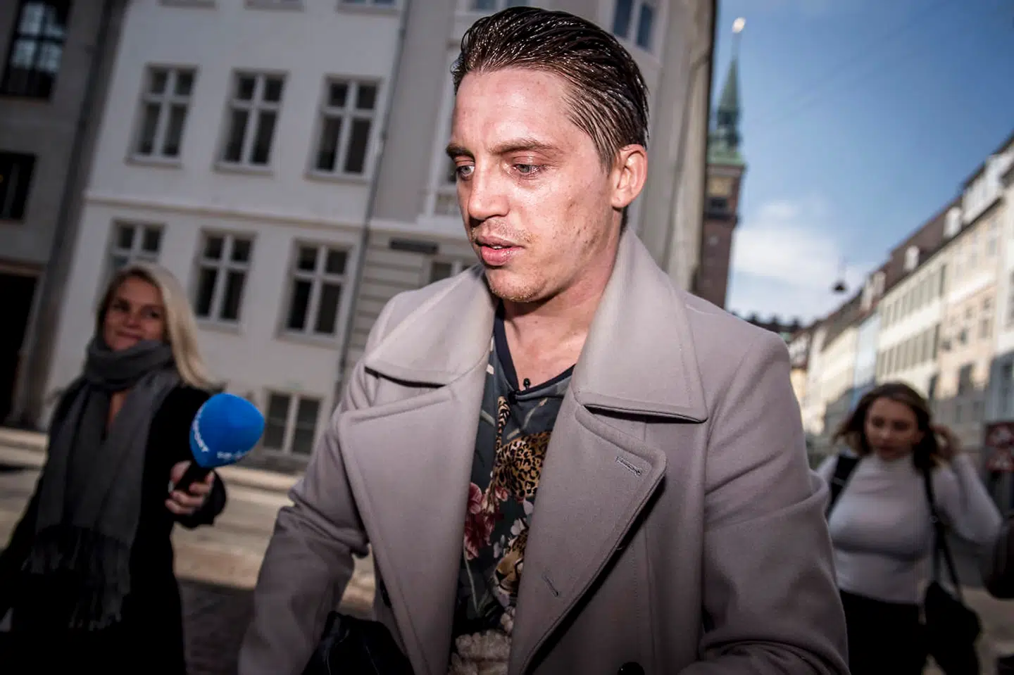Nicki Bille skal, tiltalt for fem forskellige forhold, møde i Københavns Byret, torsdag den 25. april 2019. 31-årige Nicki Bille er tiltalt for at have truet en person med et luft- og fjedervåben og for at transportere våbnet på uforsvarlig vis. Derudover går anklagerne på, at Bille har været i besiddelse af cirka et kvart gram kokain, slået en dørmand med knytnæve og truet en sygeplejerske med vold. Nicki Bille nægter sig skyldig i alle anklager, har hans advokat oplyst.