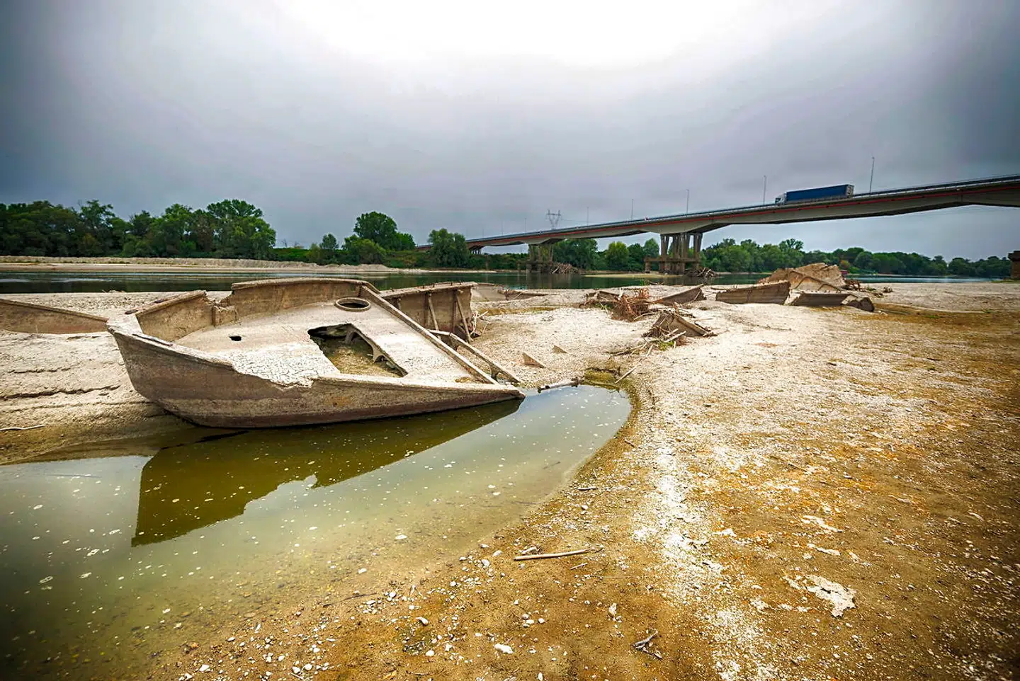 Vandstanden i Pofloden, her ved byen Piacenza, er 80 procent lavere end normalt efter den værste tørke i 70 år. Det har alvorlige konsekvenser for både landbrug, fiskeri og vandkraftproduktion langs Italiens længste vandløb.