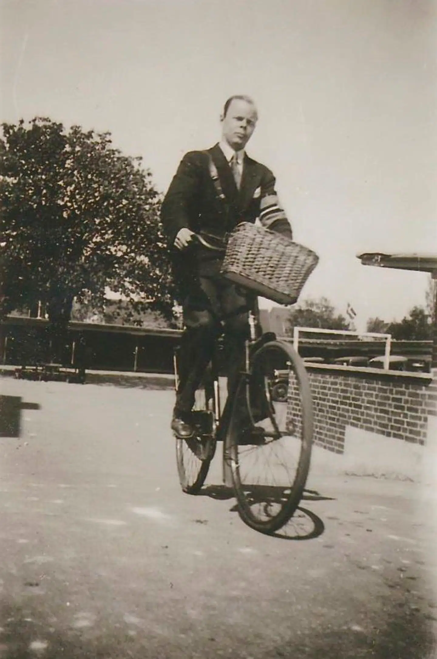 Povl Falk-Jensen brugte under krigen dæknavnene »Eigil« og »Stig«. I august 1944 blev han chef for afdeling »John«, der senere skiftede navn til afdeling »Eigil« efter hans illegale dæknavn. Afdeling »Eigil« forsatte frem til befrielsen med sabotagehandlinger og likvideringer af stikkere. Her ses han med frihedskæmper-armbind umiddelbart efter besættelsen.