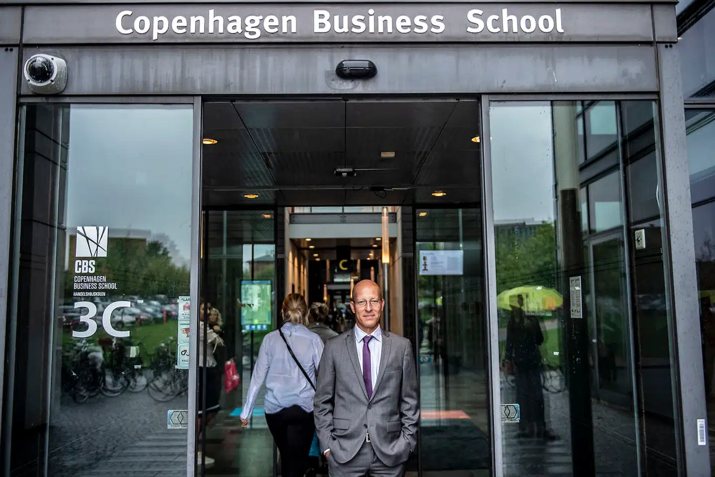 Hovedparten af de danske aktieinvestorer handler irrationelt, hvilket årligt koster dem milliarder af kroner i afkast. Det viser ny forskning fra Institut for Finansiering på CBS. Blandt hjernerne bag beregningerne er professor Jesper Rangvid.
