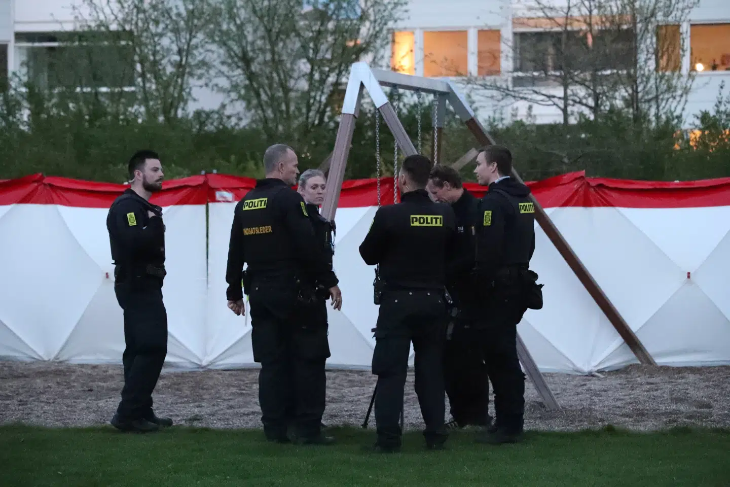 En 31-årig kvinde har mistet livet på en legeplads i Ballerup.