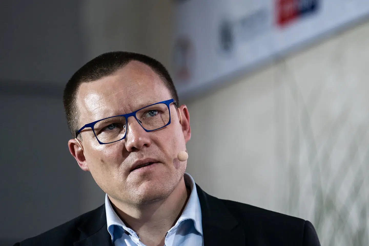 Regeringens retorik på fredagens minkpressemøde afføder hård krtik. Altingets ansvarshavende chefredaktør Jakob Nielsen sammenligner for eksempel seancen med Inger Støjbergs retorik i sagen om den ulovlige adskillelse af asylpar.