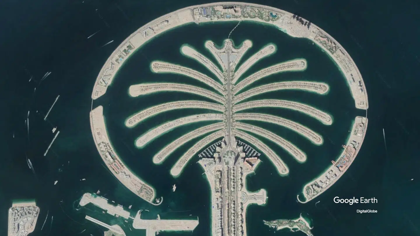 Den kunstigt byggede ø Palm Jumeirah set oppefra.