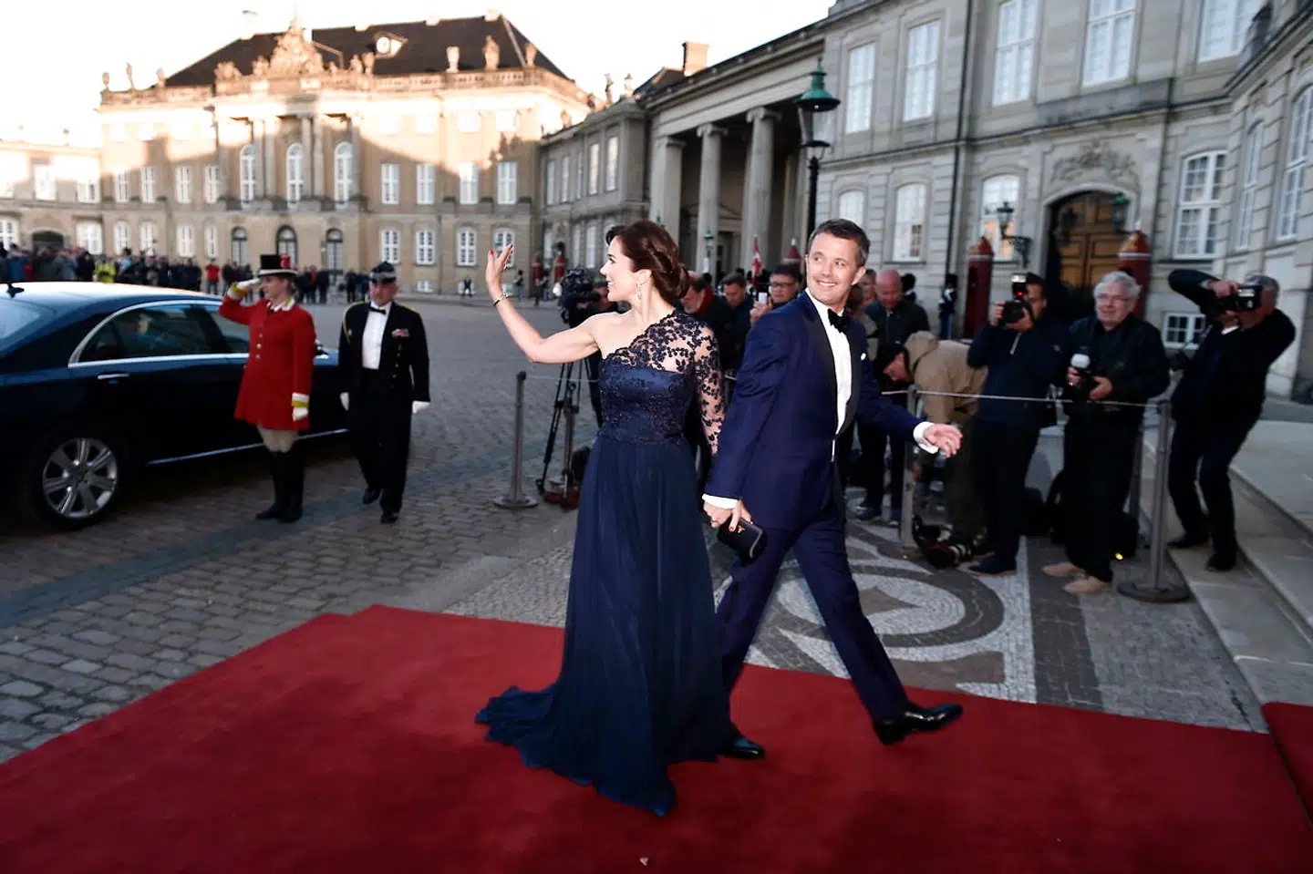 Kronprins Frederik og kronprinsesse Mary hilste venligt på de fremmødte, som havde taget opstilling på Amalienborg Slotsplads. Kronprinsparret og de andre gæster kan se frem til en menu bestående af blandt andet kongekrabbemosaik, hvide danske asparges, duebrystkrebinet og til dessert Gâteau Benedikte - »kage Benedikte« som er kreeret specielt til den festlige lejlighed.