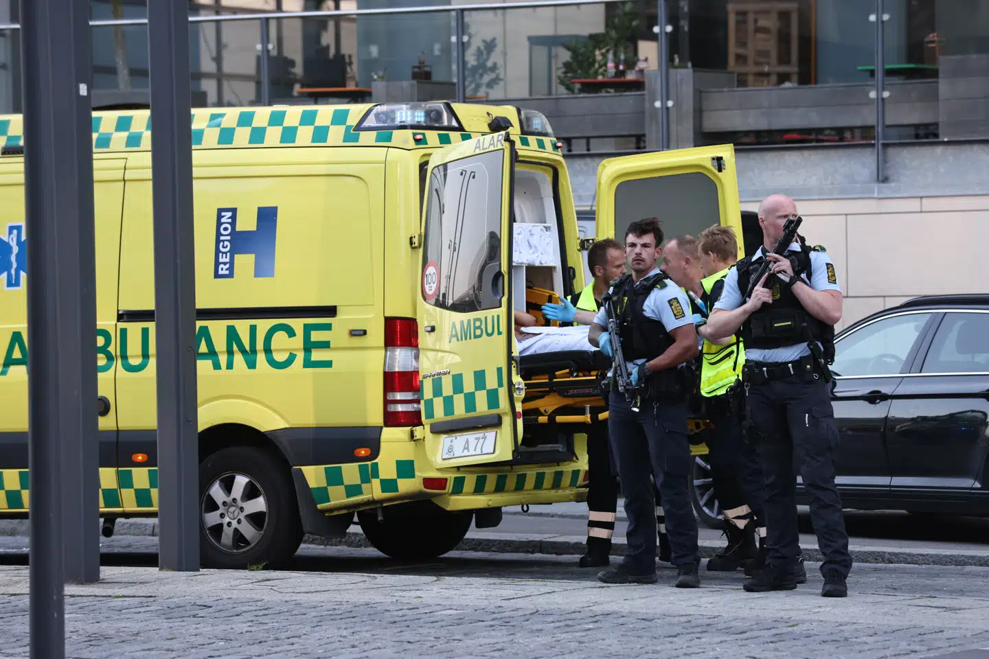 An ambulance and armed police are seen outside shopping center Field's in Copenhagen, Denmark, July 3, 2022. Danish Police has confirmed that shots were fired inside and that several people are injured.. (Foto: Olafur Steinar Gestsson/Ritzau Scanpix)