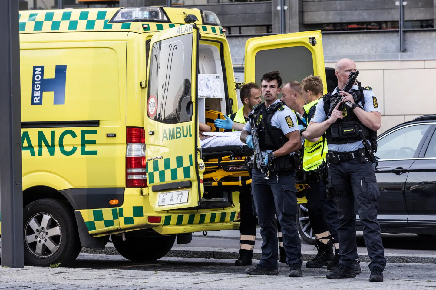Politibetjente bevogter en ambulance uden for Field's søndag. »Når ulykken rammer, bliver vi mindet om, hvor vigtigt det er at holde sammen, hjælpe vores medmennesker og gøre vores pligt,« skriver Pierre Collignon i denne leder.