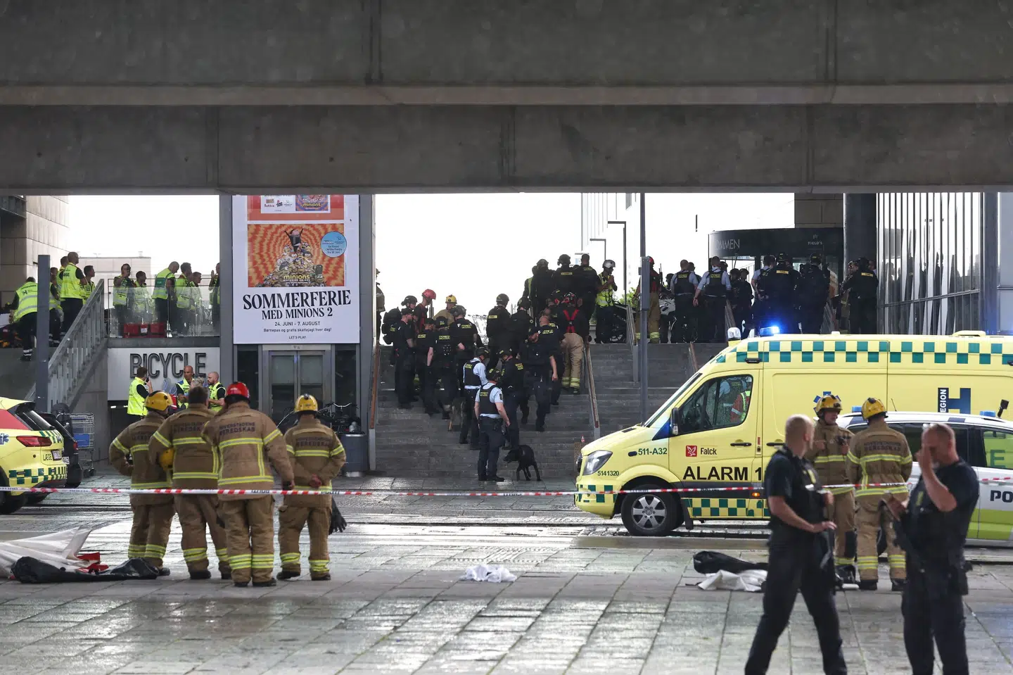 Politifolk og ambulancer på plads foran storcenteret Field's på Amager, hvor et voldsomt skyderi fandt sted i sommer. Mange mennesker formåede at flygte fra stedet, mens andre fandt vej til butikkers baglokaler for at komme i sikkerhed. Olafur Steinar Gestsson/Ritzau Scanpix