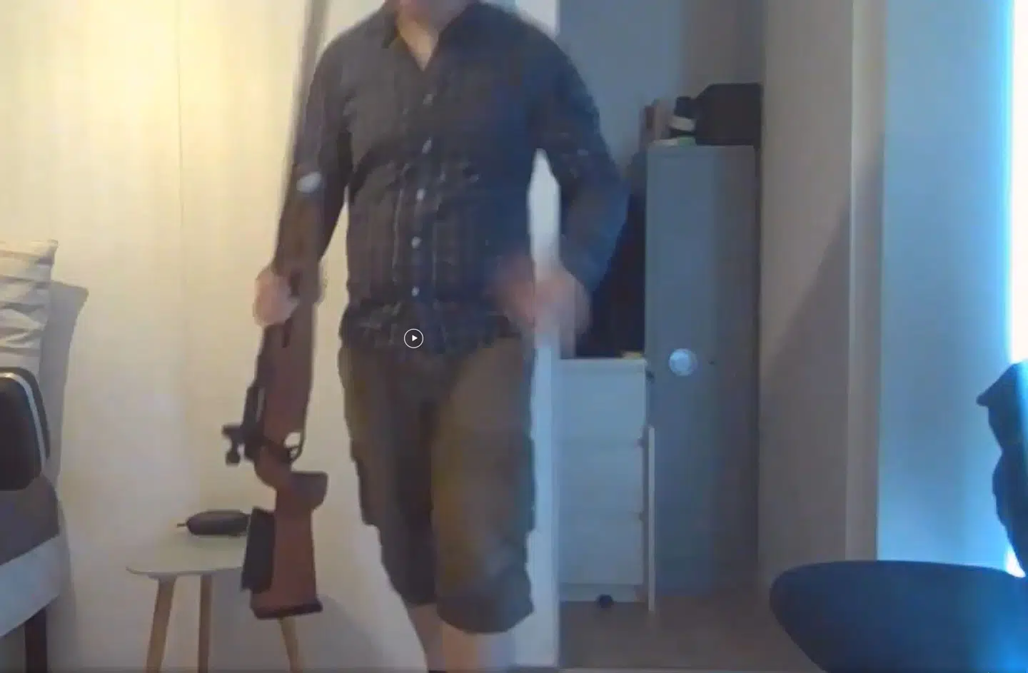 I en video, som den formodede gerningsmand har delt på sociale medier, kan man både se en riffel og i baggrunden et gråt våbenskab.