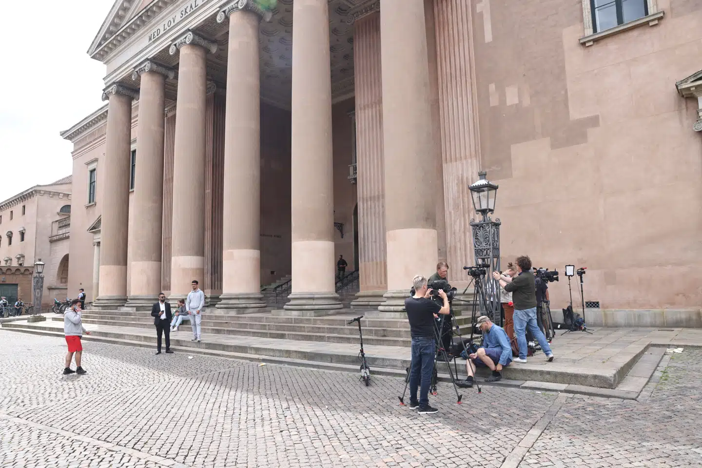 Den 22-årige mand har i dag været i et to timer langt grundlovsforhør. Dommeren ved Københavns Byret har afgjort, at manden sigtes for drab og drabsforsøg.