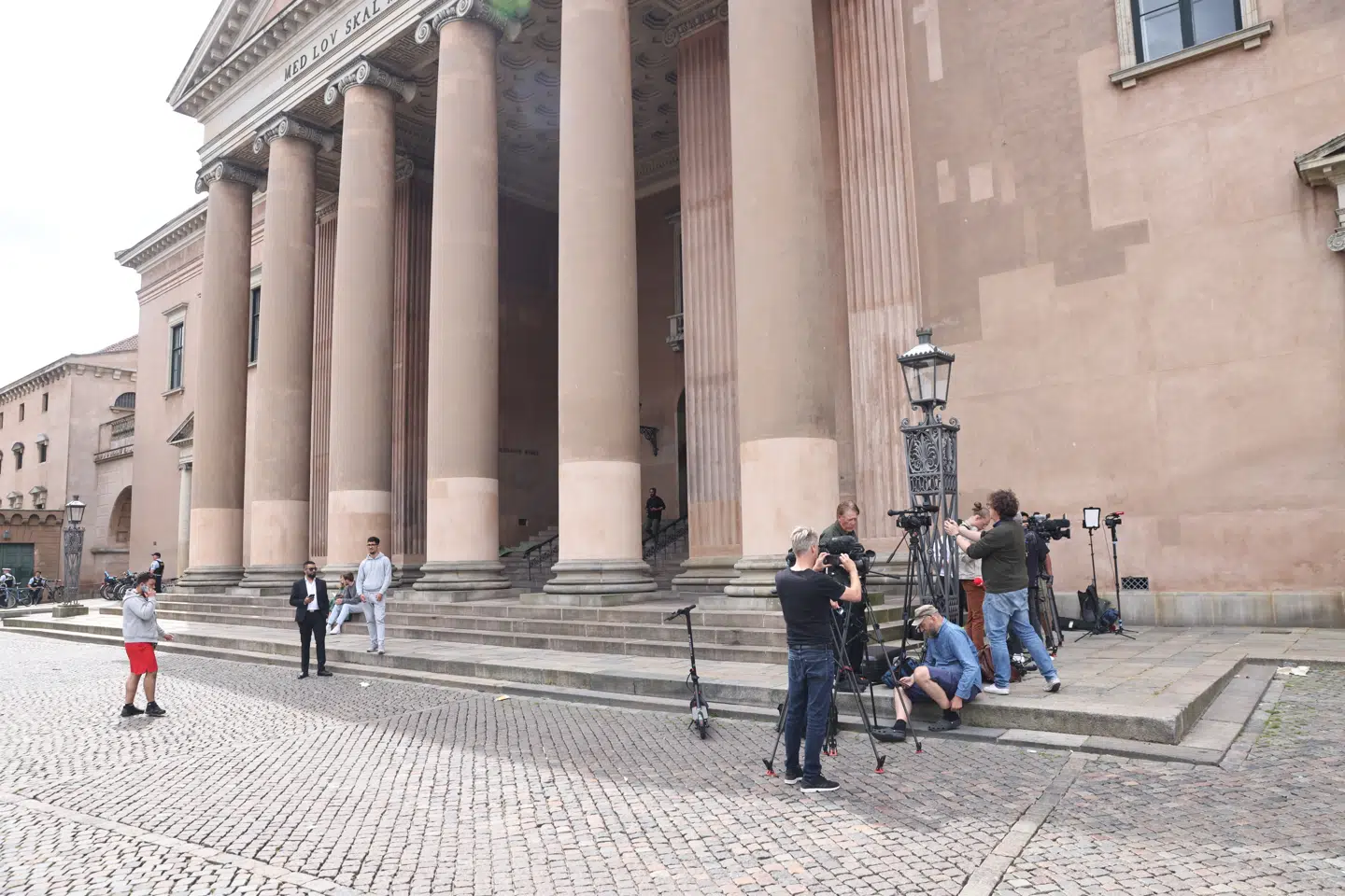 Den 22-årige mand har i dag været i et to timer langt grundlovsforhør. Dommeren ved Københavns Byret har afgjort, at manden sigtes for drab og drabsforsøg.