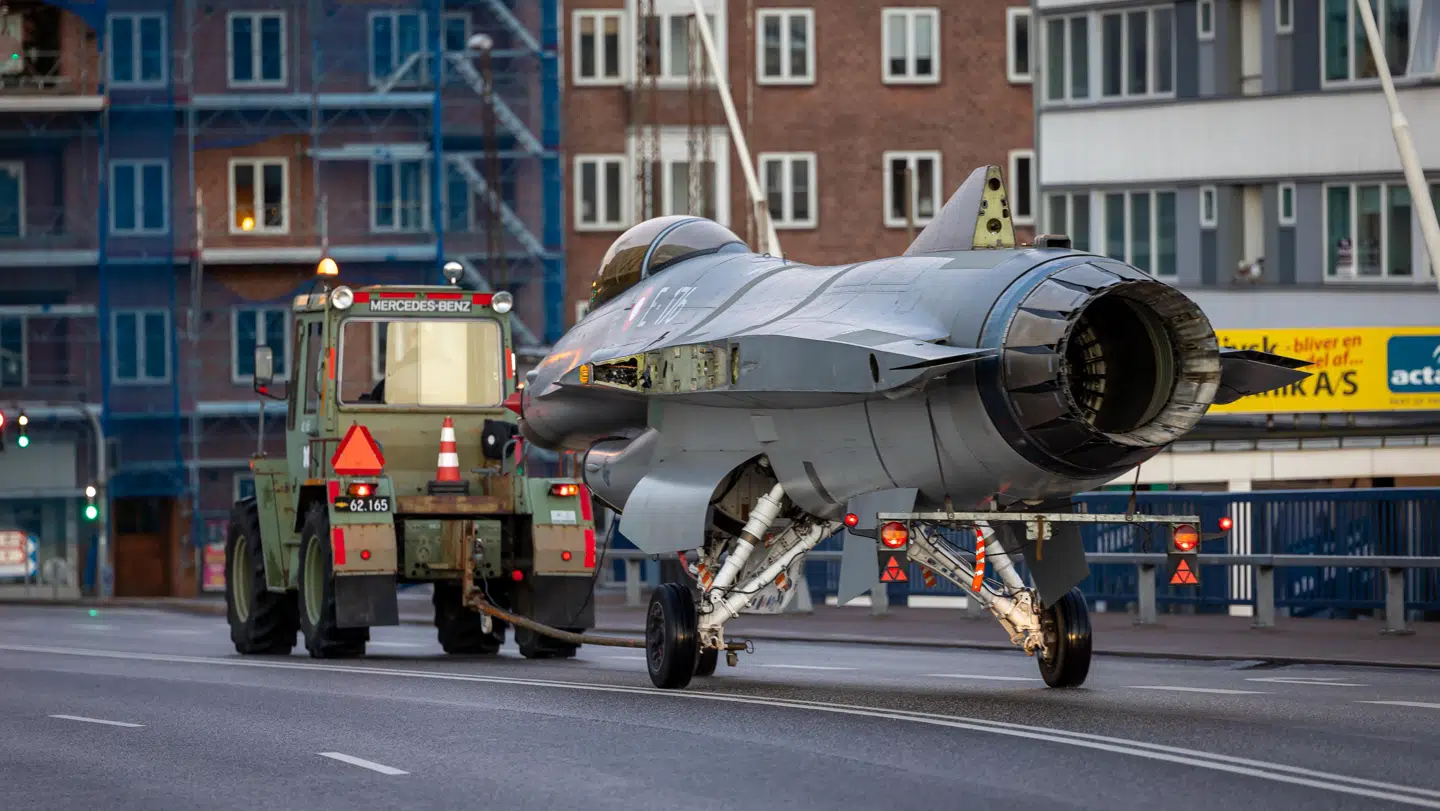 Lige efter broen drejede de til højre, og det var her, Tommy vinkede til en måbende kvinde i vinduet, som var i gang med at drikke sin morgenkaffe.