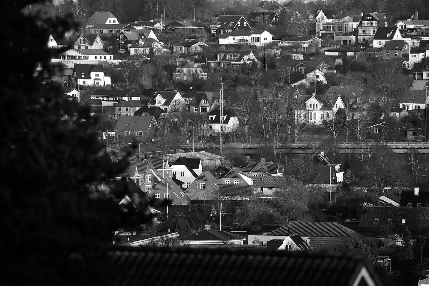 »Det her er meget uheldigt for alle de danskere, der skal handle bolig den kommende tid. Det kommer til at skabe ekstra usikkerhed på et boligmarked, der i forvejen er ved at komme i modvind,« siger Lise Nytoft Bergmann, boligøkonom i Nordea Kredit, til Børsen, efter det kom frem, at ejendomsvurderingerne bliver udskudt igen.