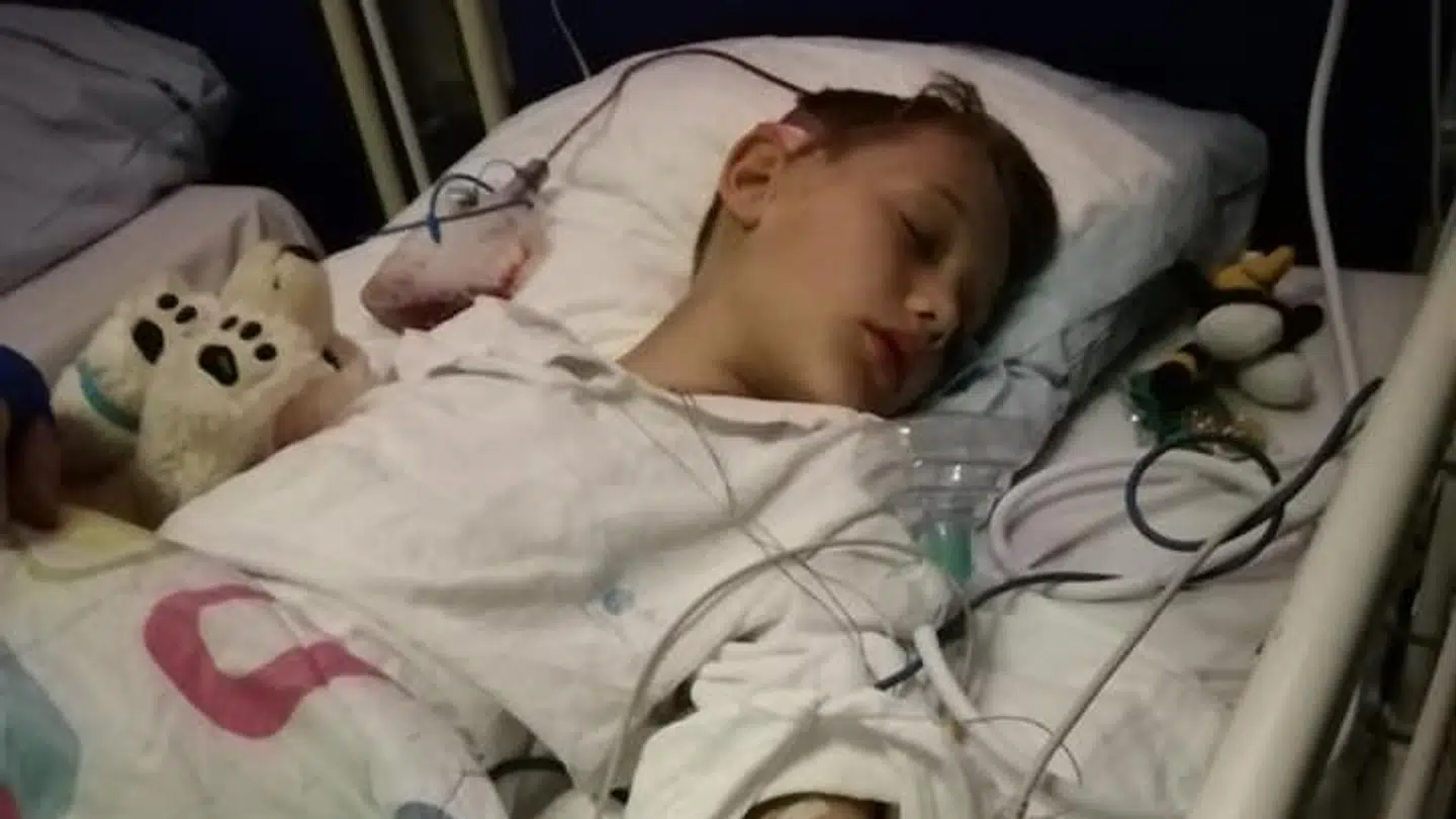 11-årige Elias endte på operationsbordet med en blødning i hjernen.