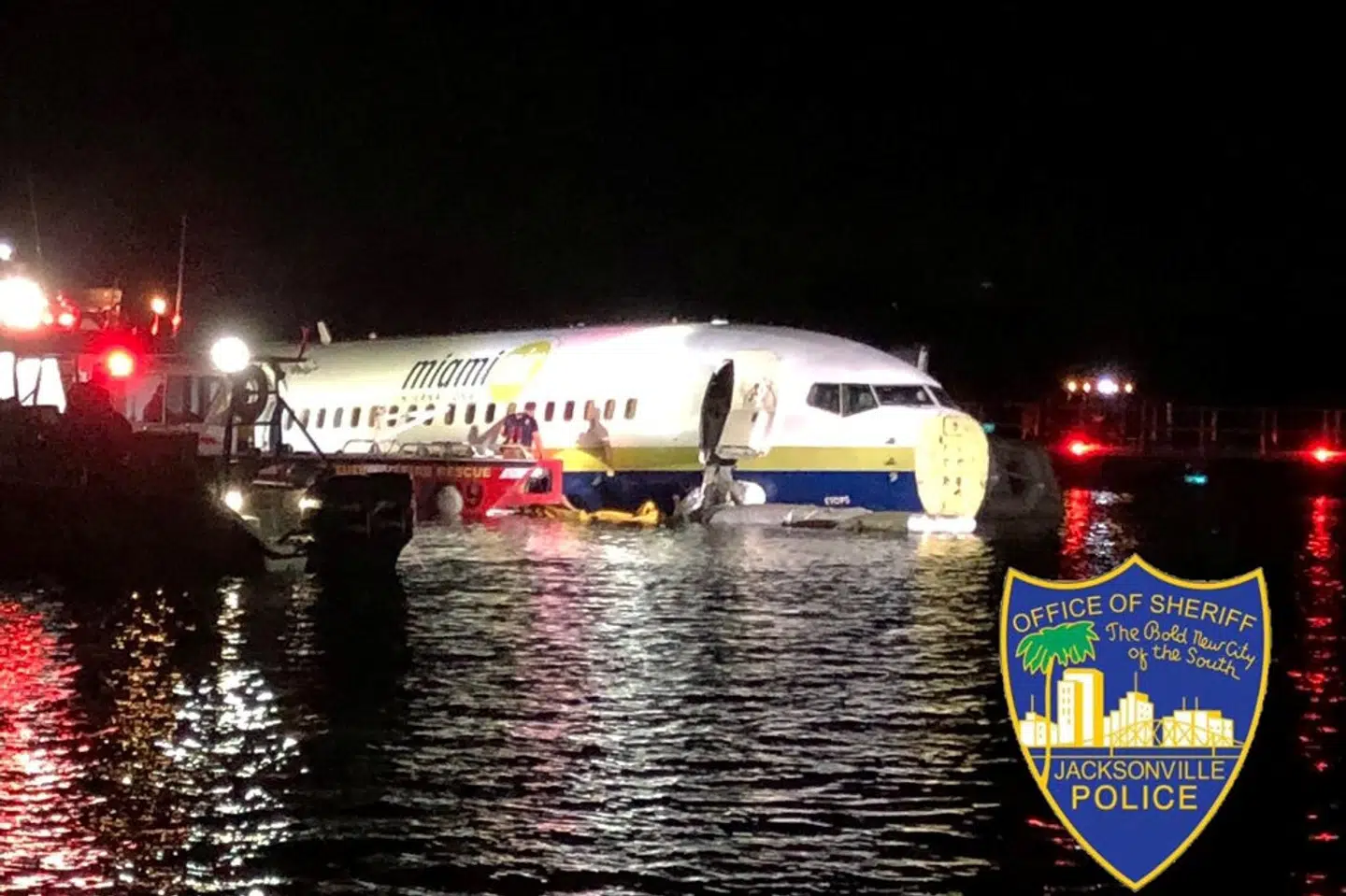 Et Boeing 737-fly skulle natten til lørdag lande i Jacksonville i Florida, men endte i stedet i floden St. Johns River. Foto: sociale medier/Reuters