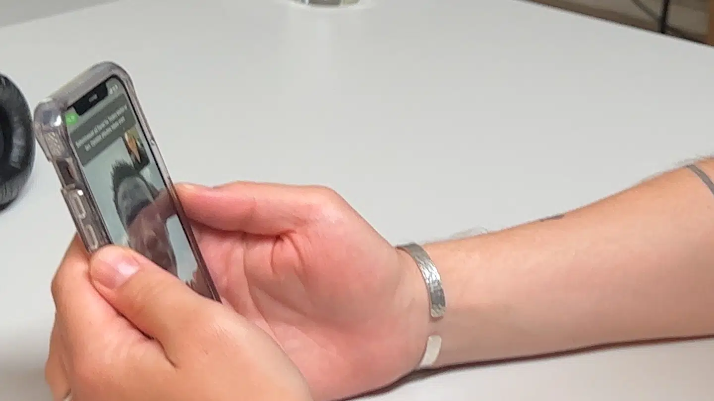 23-årige Eman fra Nigeria forklarer, at han forsøgte at svindle kvinder på Tinder for at overleve.