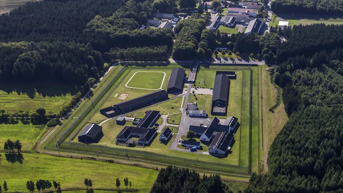 Den 32-årige voldtægtsmand flygtede i februar fra Nørre Snede Fængsel i Østjylland. Nu er han sigtet for to nye voldtægter.
