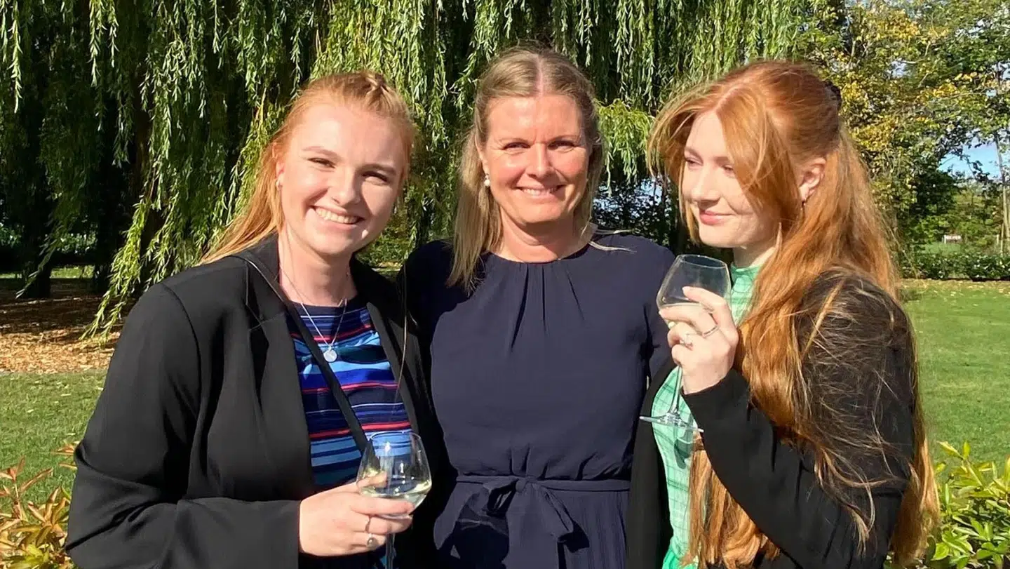Her ses Anja Benfeldt mellem sine to døtre Maja på 23 år (til venstre) og Sara på 20 år. Foto. Privat