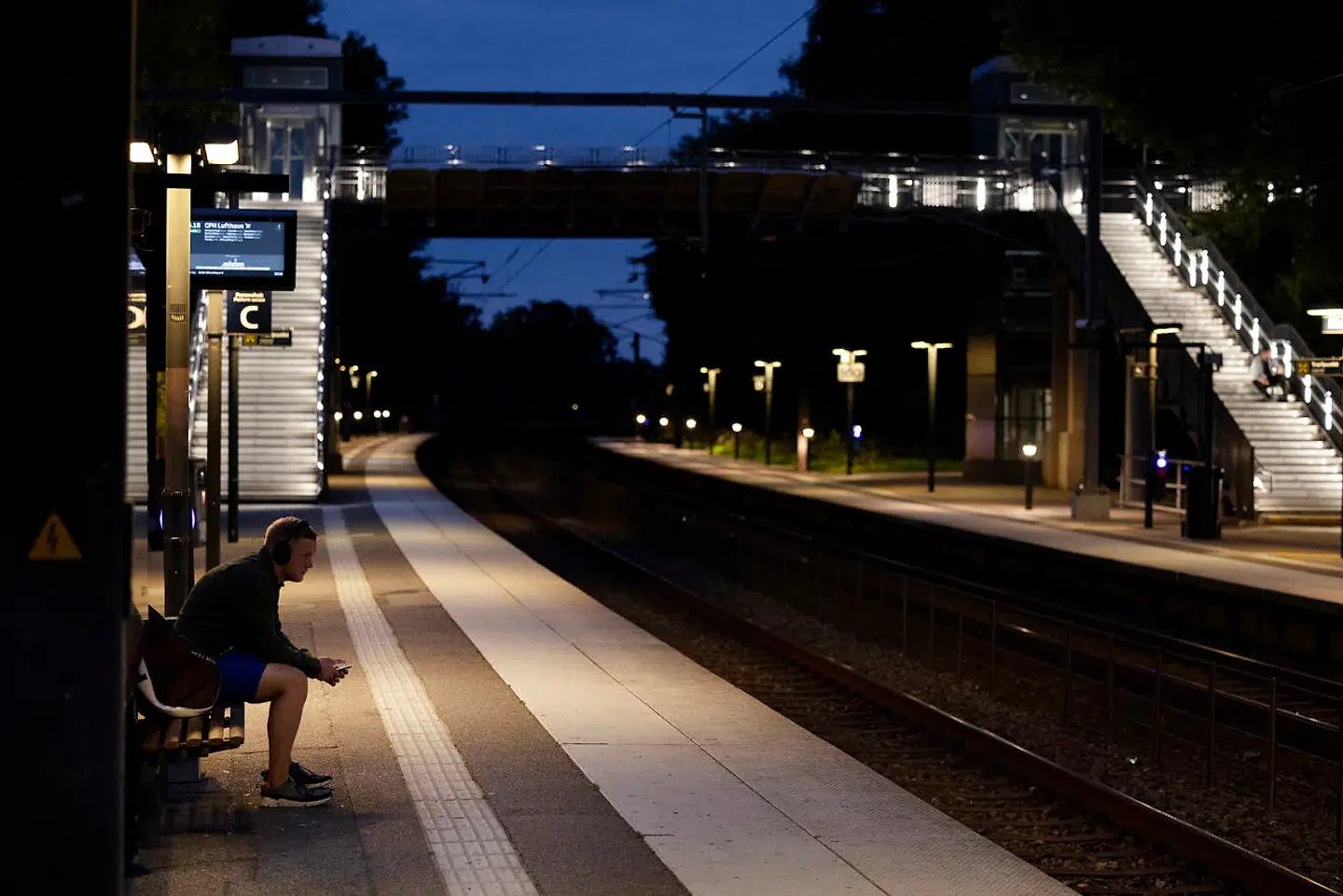 Kokkedal Station fungerer som knudepunkt for flere tusinde pendlere, der dagligt rejser med Kystbanen. I mange år har stationens fremtid skabt debat, fordi mange finder det utrygt at færdes på stationen om aftenen og om natten. Arkivfoto: Thomas Borberg/Ritzau Scanpix