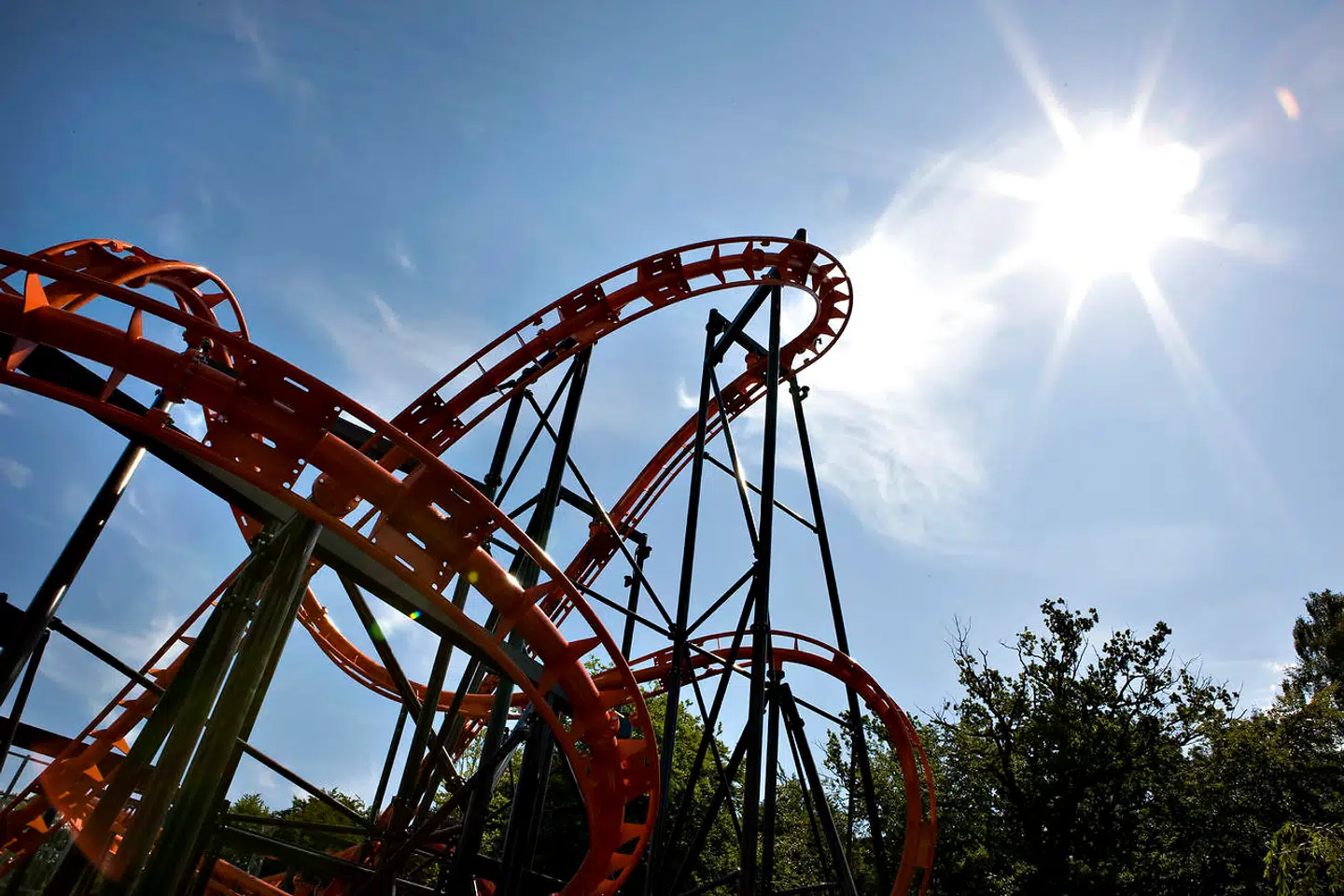 Efter en dødsulykke i forlystelsen Cobraen blev Tivoli Frihedens gæster torsdag eftermiddag bedt om at forlade forlystelsesparken. Parken er lukket i dag, fredag, mens politiet undersøger ulykken.