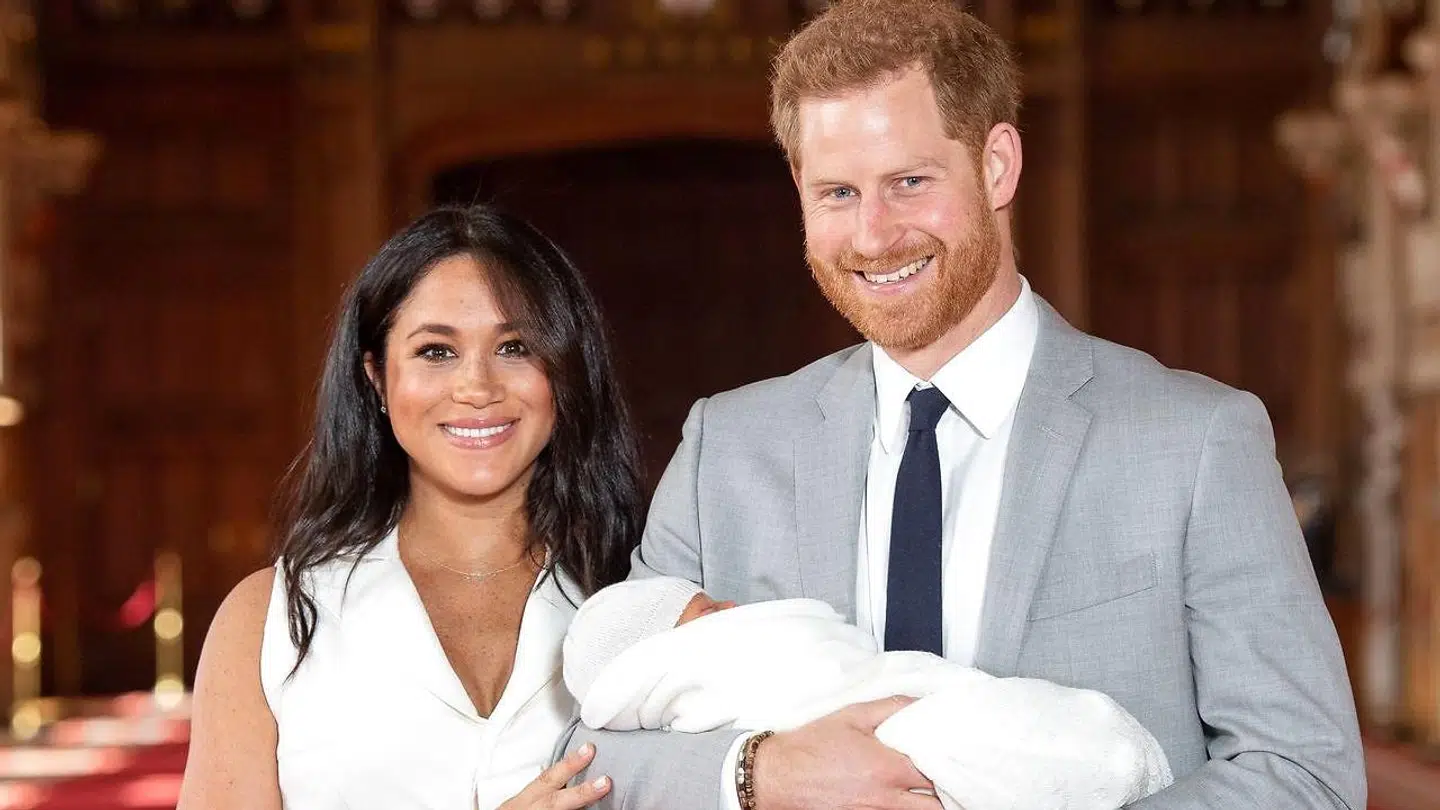 Meghan og prins Harry med deres nyfødte søn.