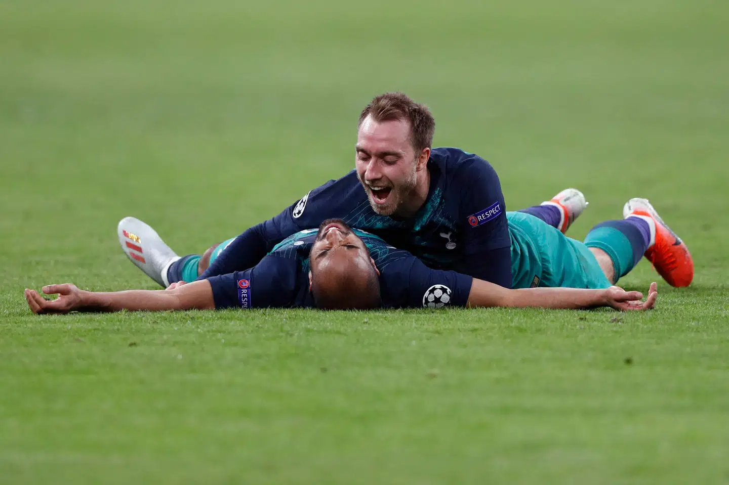 Eriksen kastede sig over målhelten Lucas Moura efter miraklet i Amsterdam. Adrian Dennis/Ritzau Scanpix