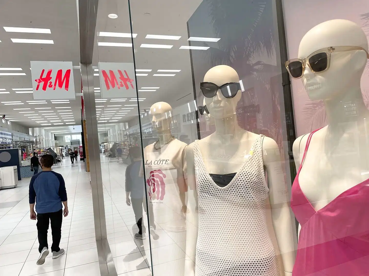 Den svenske modevirksomhed Hennes & Mauritz (H&M) har taget en beslutning om at indlede et exit fra Rusland.